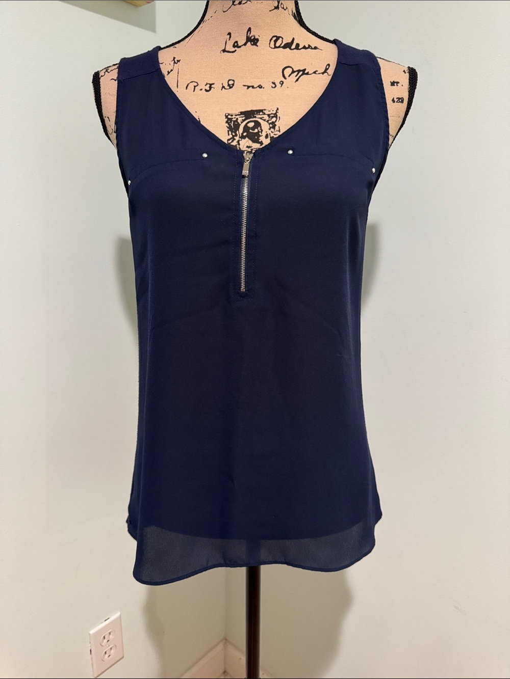 Fortune & Ivy size small Sleeveless Navy Zip-Front Women's Top